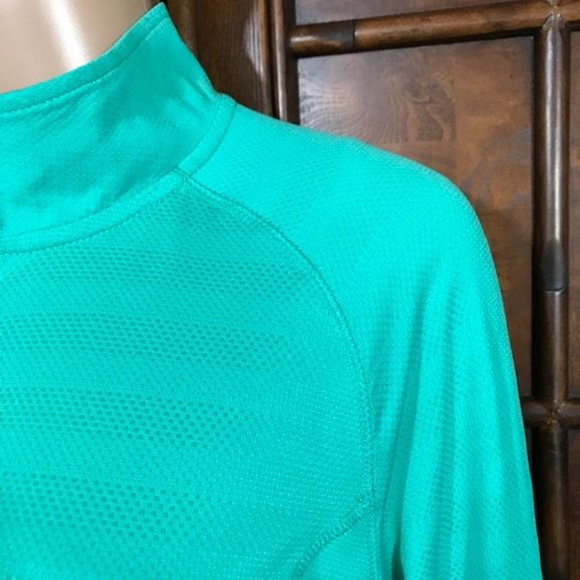 NWOT Danskin Aqua Dri-More Moisture Wicking Reflective Stripe Thumbhole Top - Picture 8 of 15